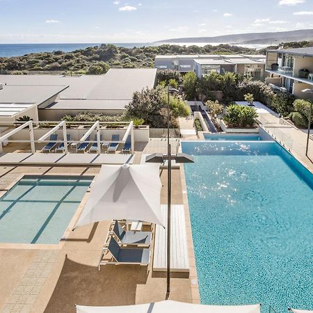 스미스 비치 리조트 얄링업 외부 사진 The swimming pool at the resort