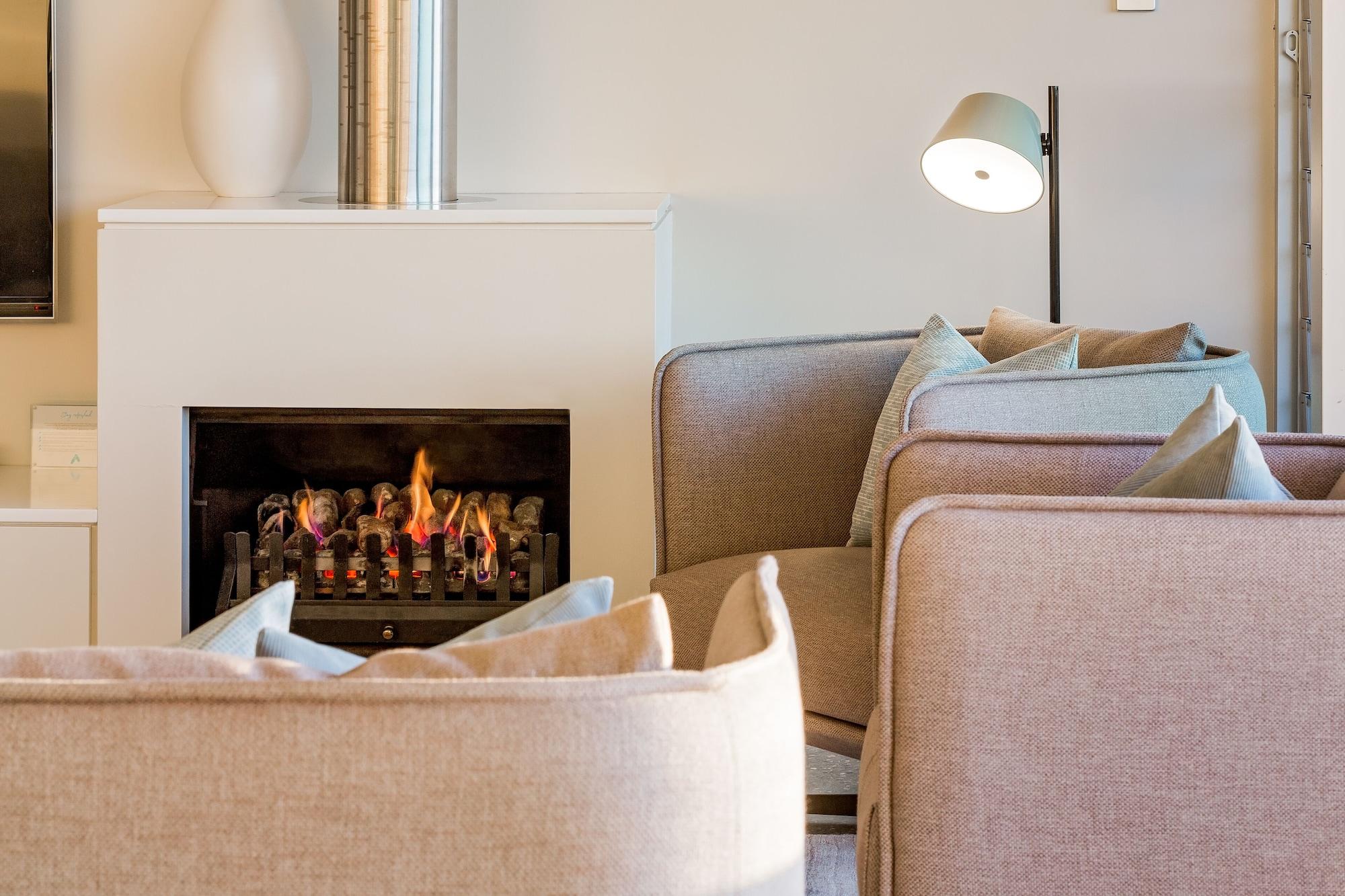 스미스 비치 리조트 얄링업 외부 사진 A fireplace in a home
