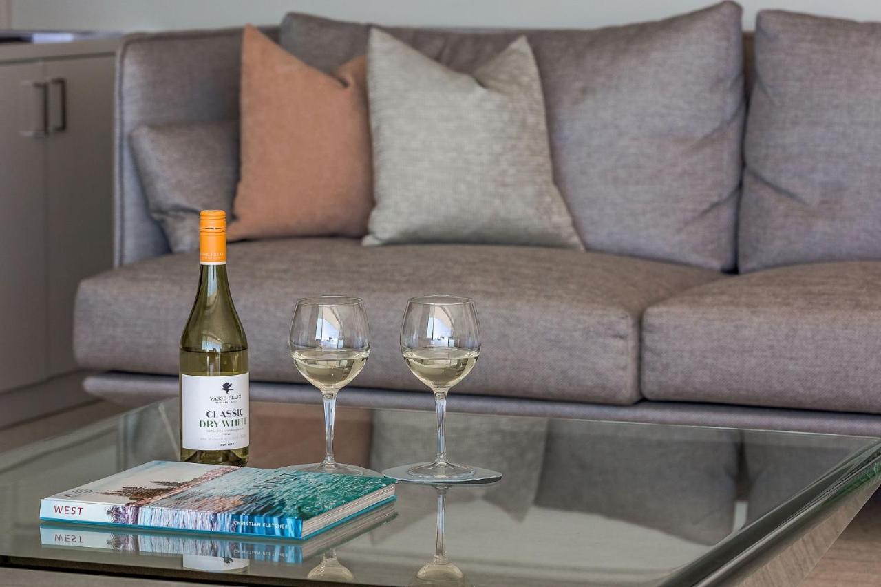 스미스 비치 리조트 얄링업 외부 사진 A bottle of 2015 Dry Creek Valley Sauvignon Blanc