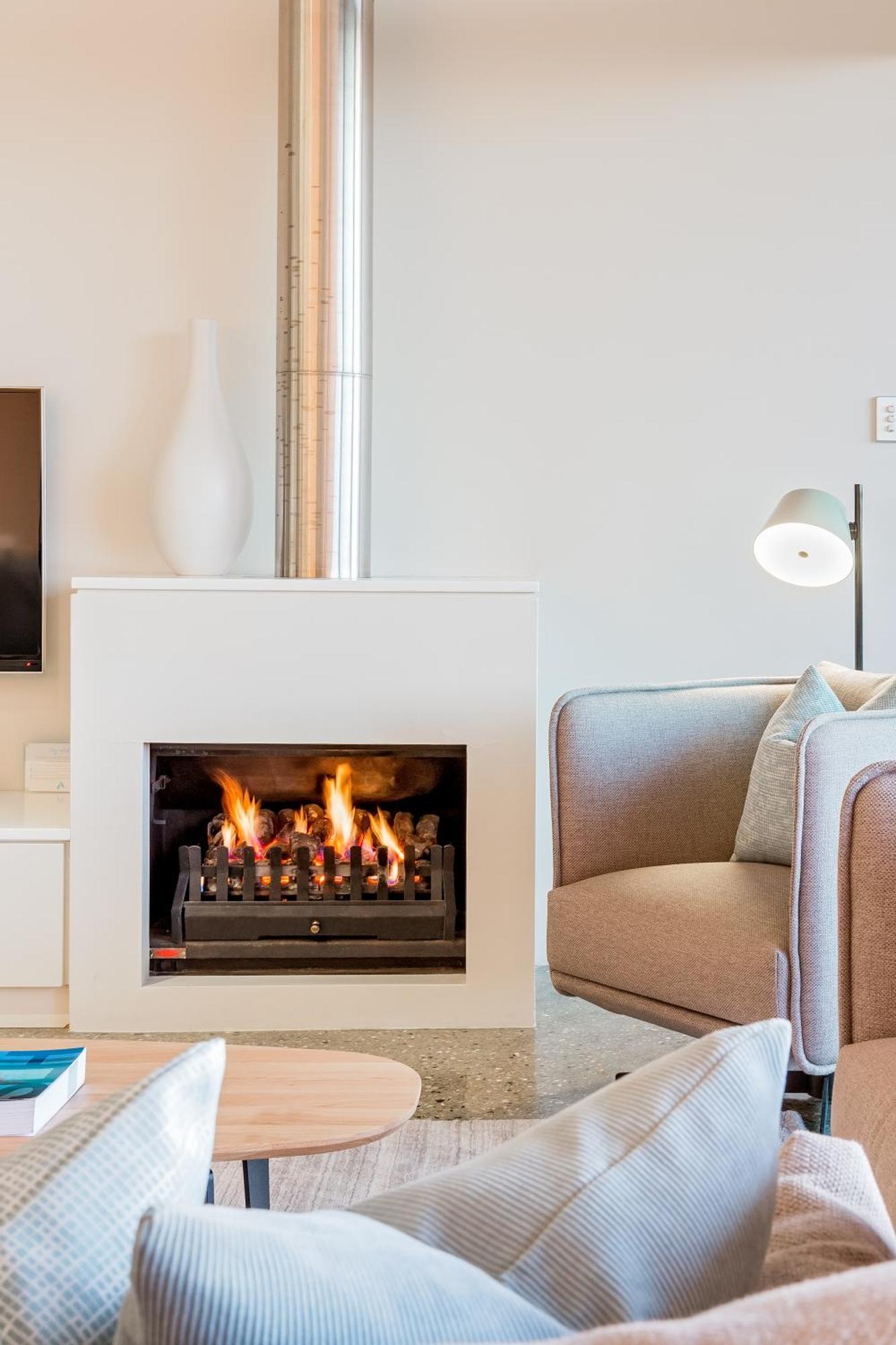 스미스 비치 리조트 얄링업 외부 사진 A gas fireplace