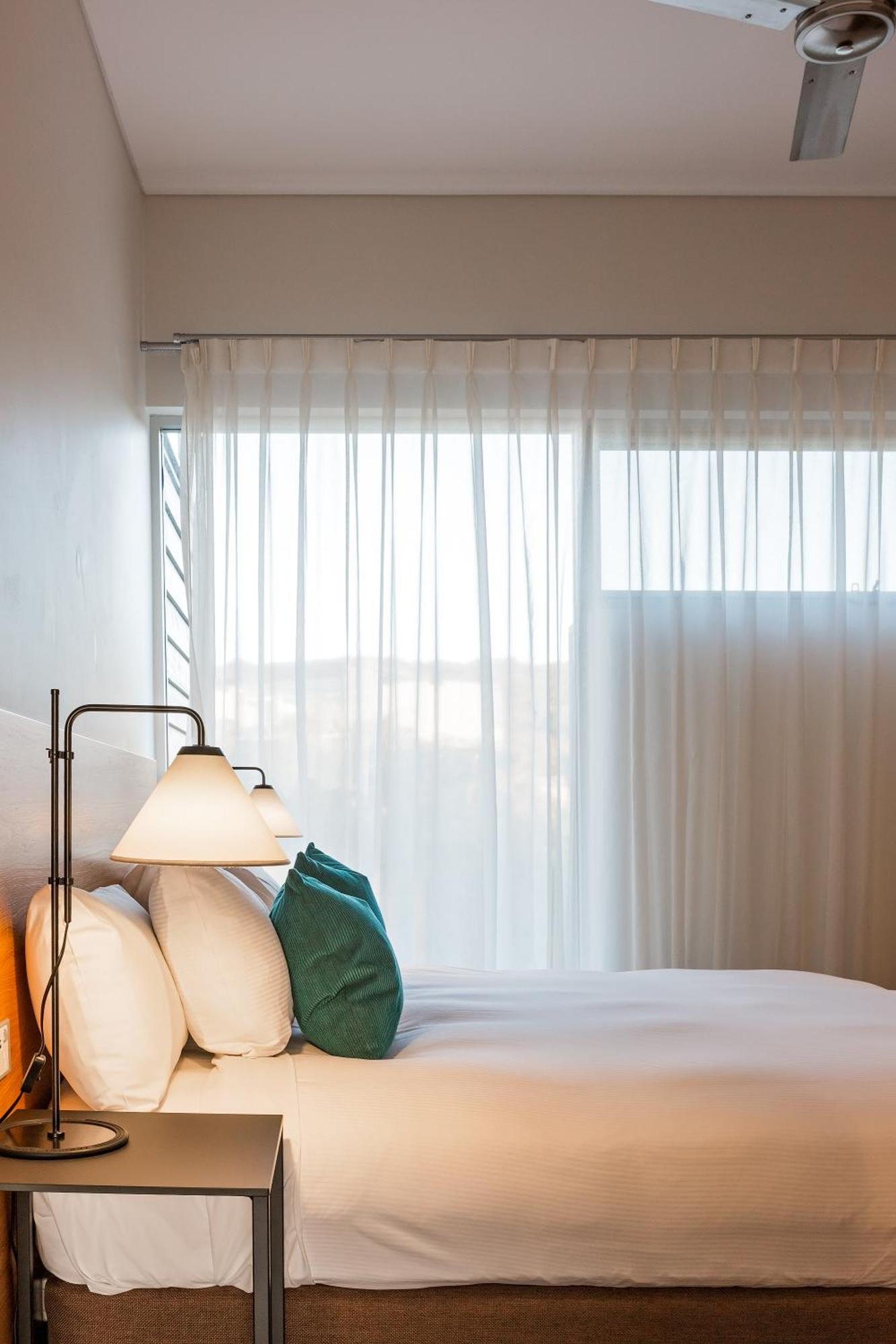스미스 비치 리조트 얄링업 외부 사진 A bedroom with a sheer curtain