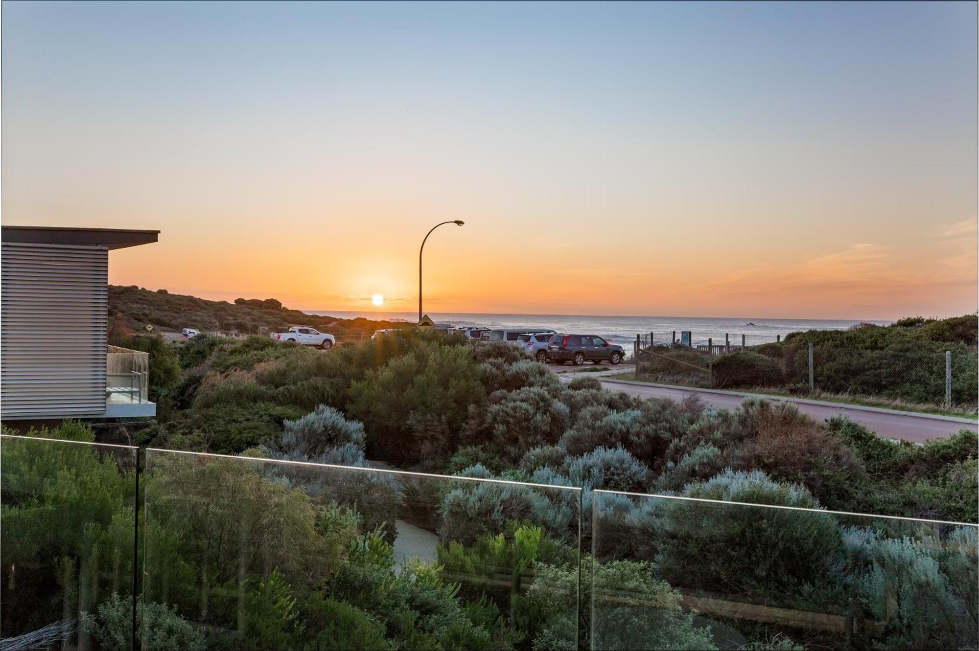 스미스 비치 리조트 얄링업 외부 사진 Sunset at the Bay of Shoals