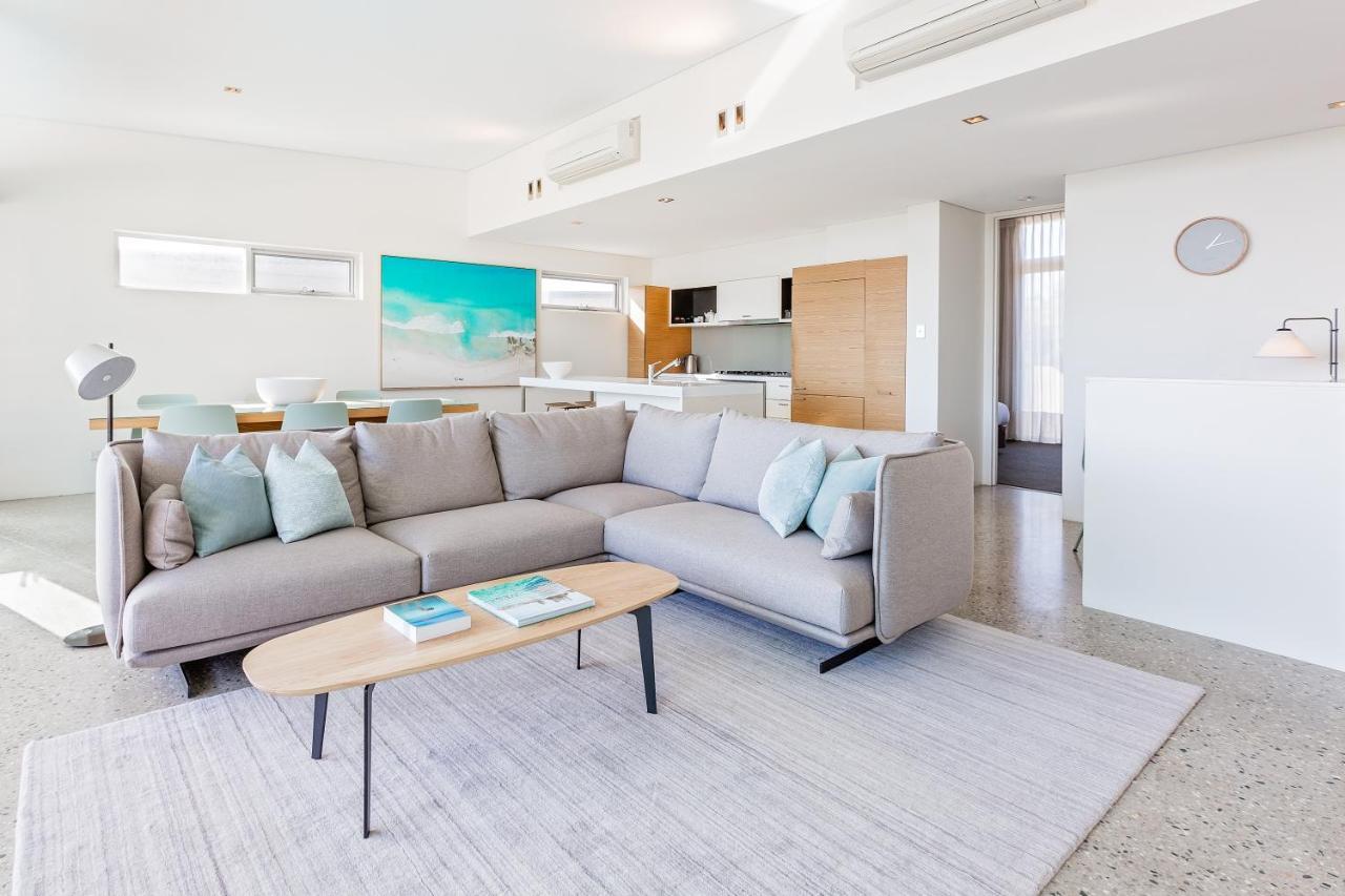 스미스 비치 리조트 얄링업 외부 사진 A living room in a typical apartment at the complex