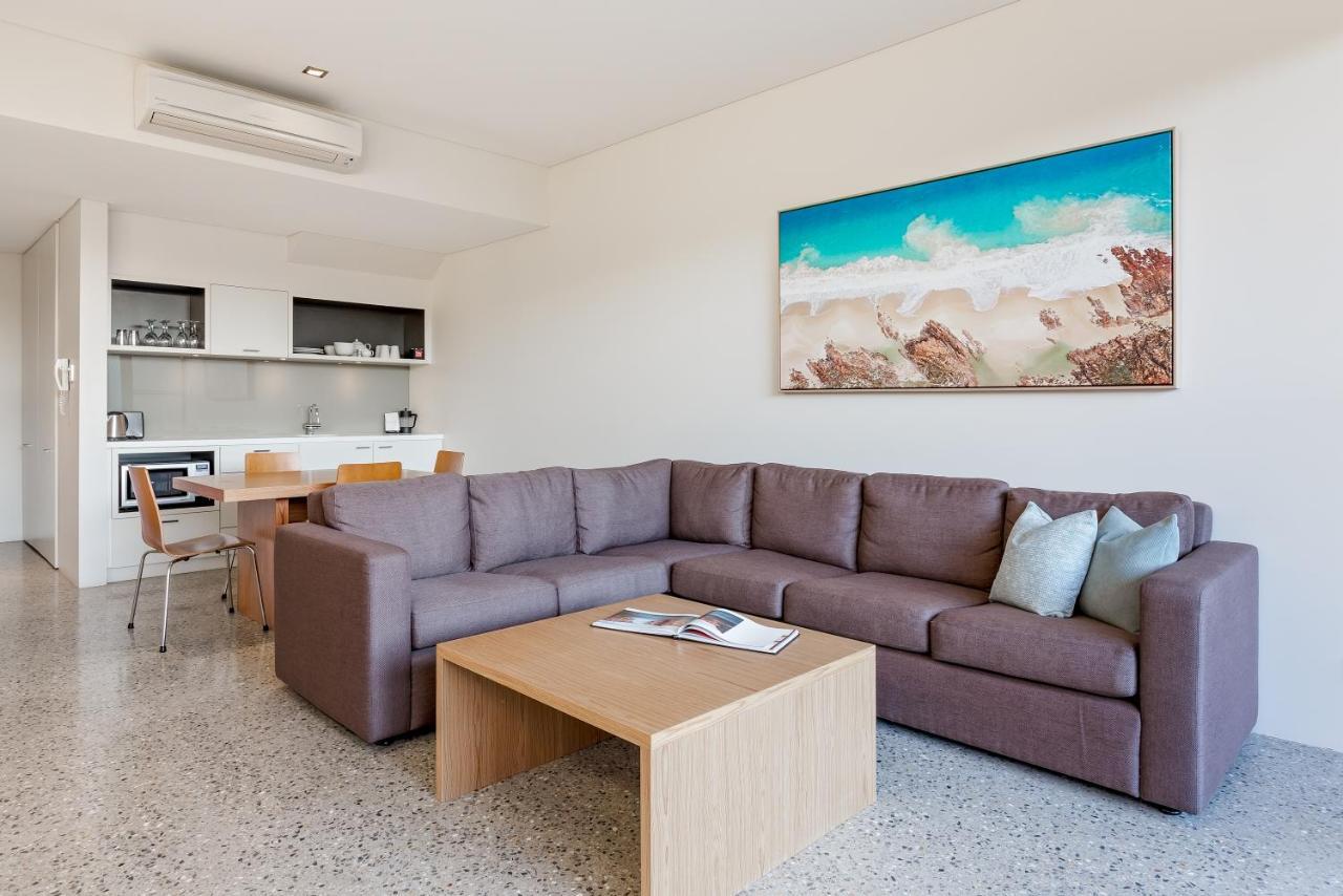 스미스 비치 리조트 얄링업 외부 사진 A living room with a sectional sofa