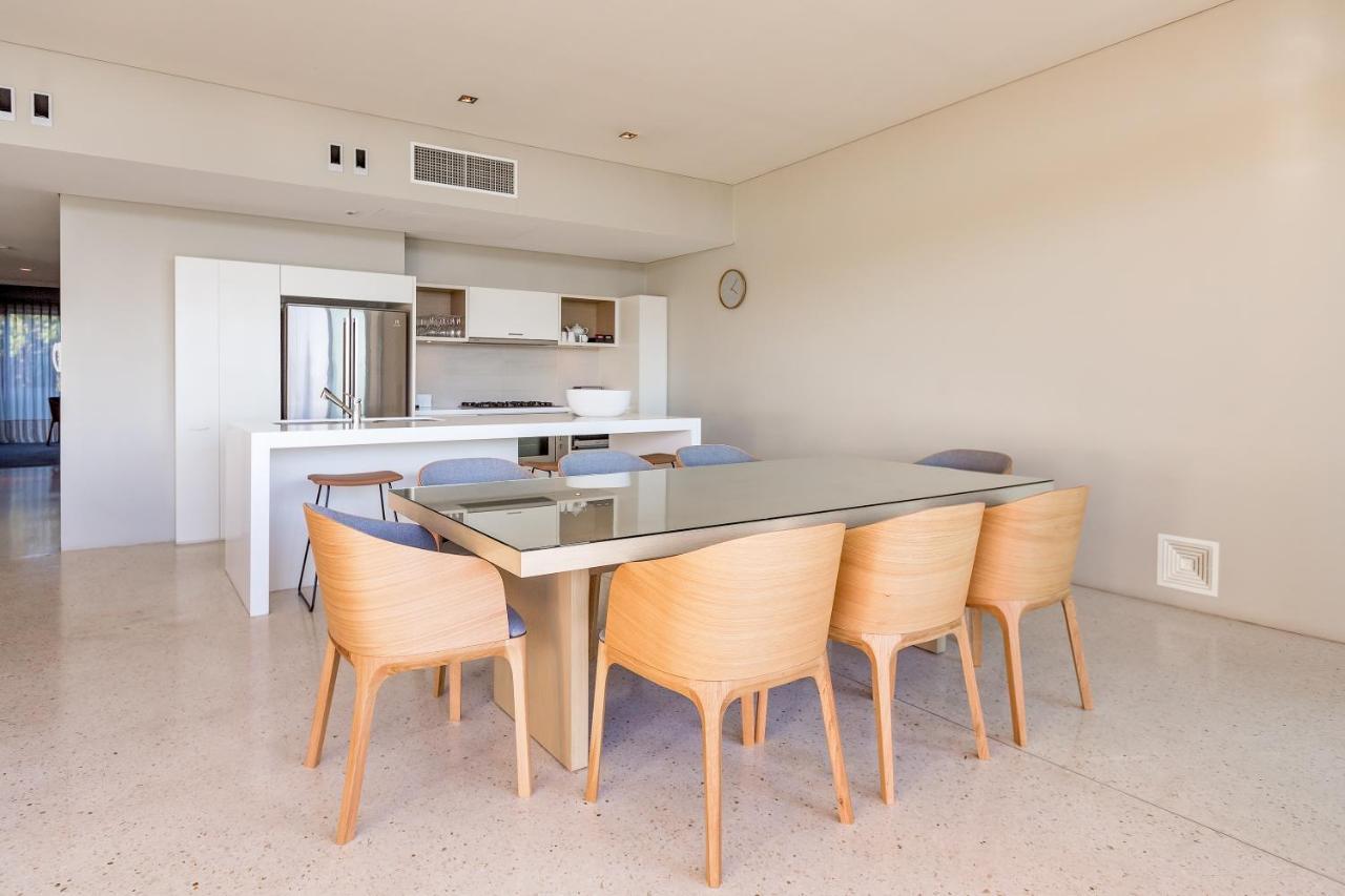 스미스 비치 리조트 얄링업 외부 사진 A kitchen and dining room in a typical apartment
