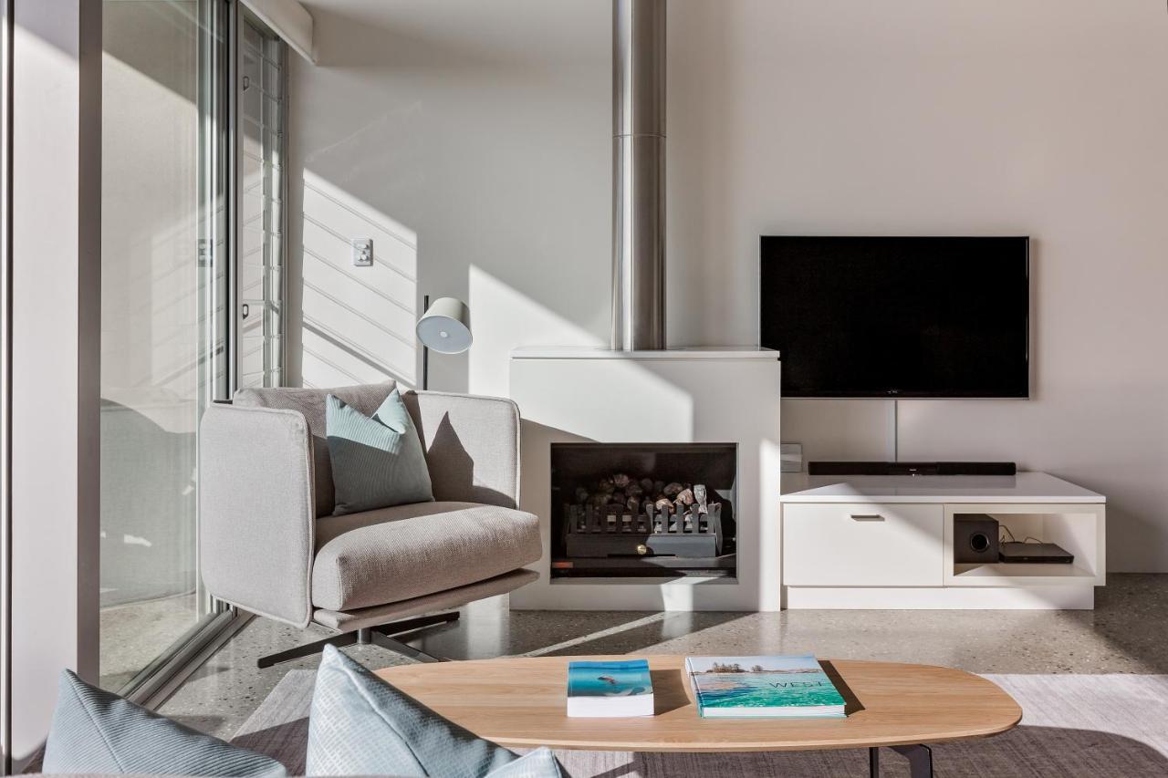 스미스 비치 리조트 얄링업 외부 사진 A living room with a fireplace