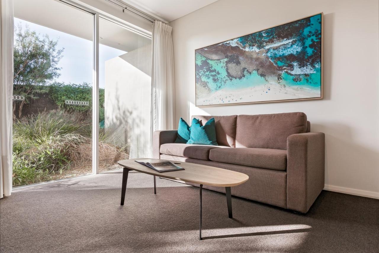 스미스 비치 리조트 얄링업 외부 사진 A living room in a typical apartment at the complex